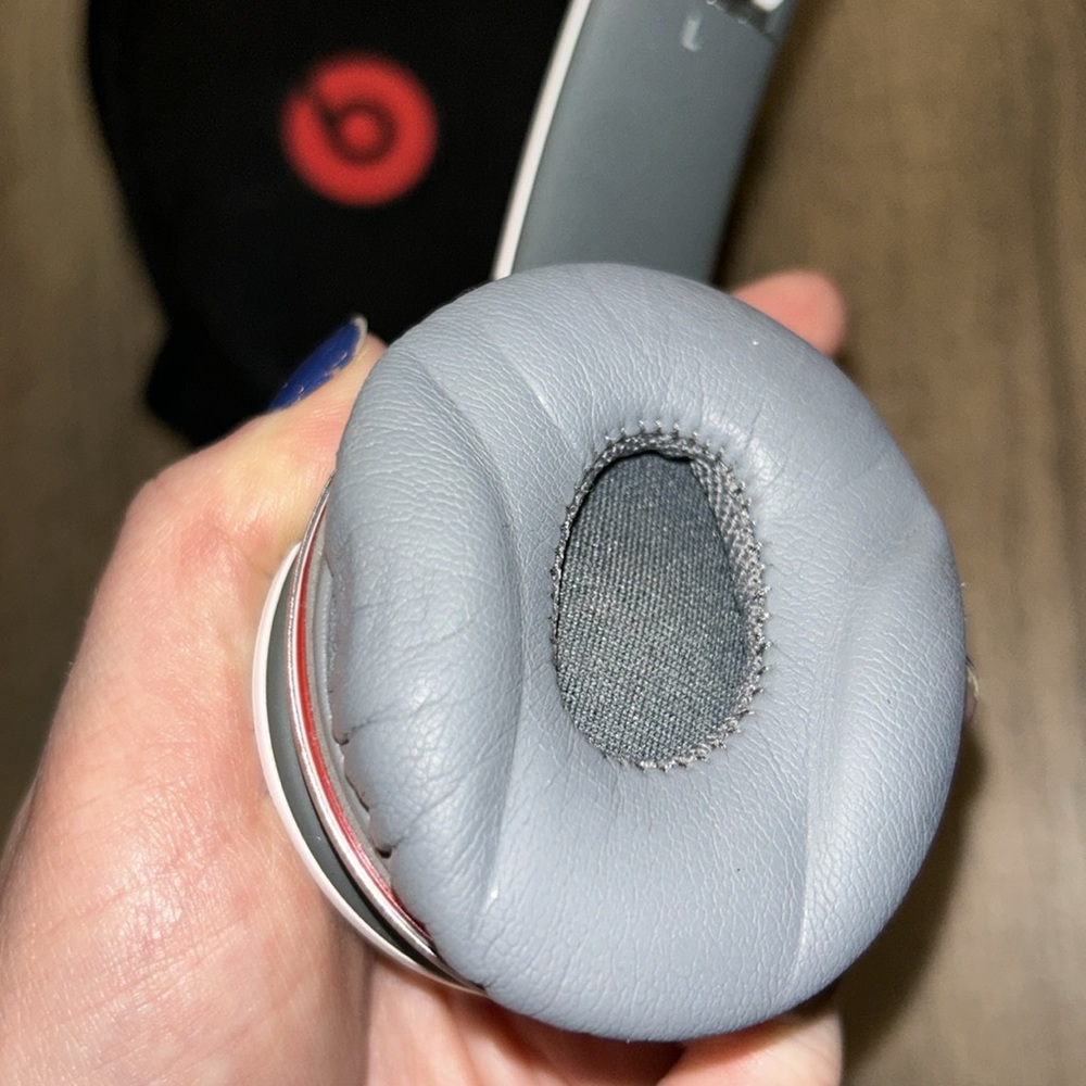 Beats by Dr. Dre White Headphones Solo HD - Picture 4 of 11